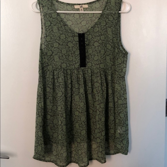 Green and grey sleeveless YA top. - Picture 1 of 6